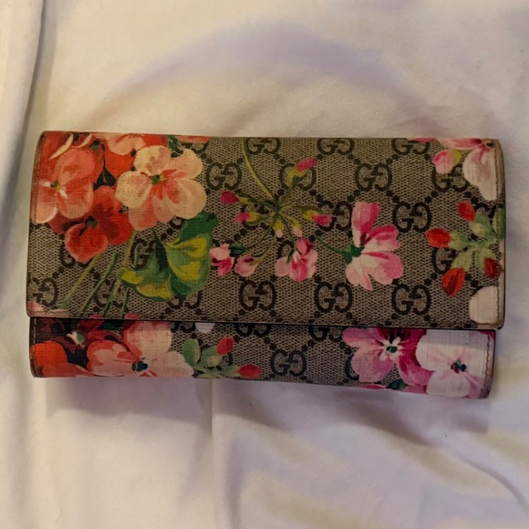 Gucci Handbags - Gucci Blooms GG Supreme Floral Continental Wallet